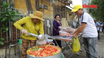 ثماني سنوات من تقديم وجبات ساخنة للمرضى في مبادرة إنسانية مستمرة